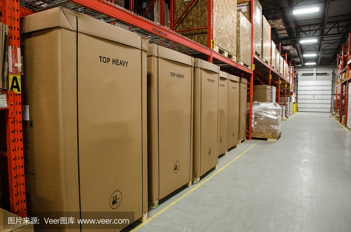 準(zhǔn)備發(fā)貨的垂直紙箱堆