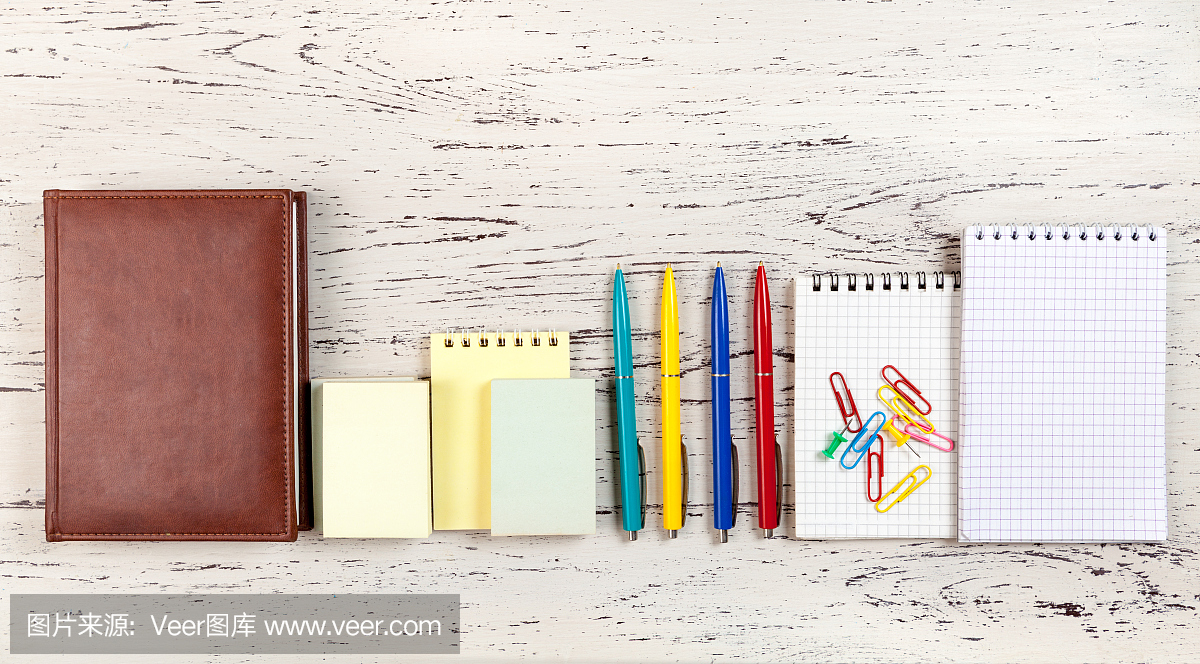 桌子與辦公用品。